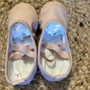 Stelle Girls Ballet Flats in Light Pink with Elastic Cross Straps
Size: 9 T